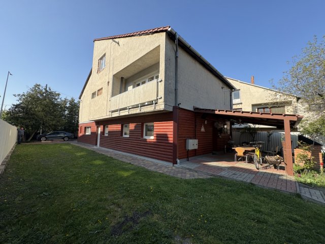 Eladó családi ház, Székesfehérvárott 160 M Ft, 10 szobás