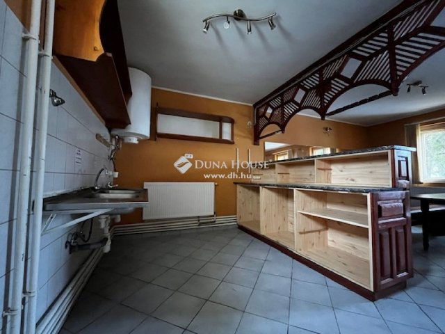 Eladó üzlethelyiség, Szentlászlón 75 M Ft