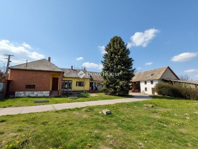 Eladó családi ház, Decsen 69.9 M Ft, 5 szobás