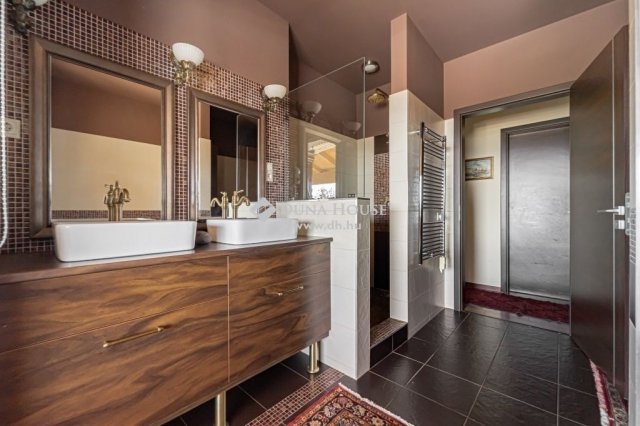 Eladó családi ház, Szentendrén 529.9 M Ft, 6 szobás