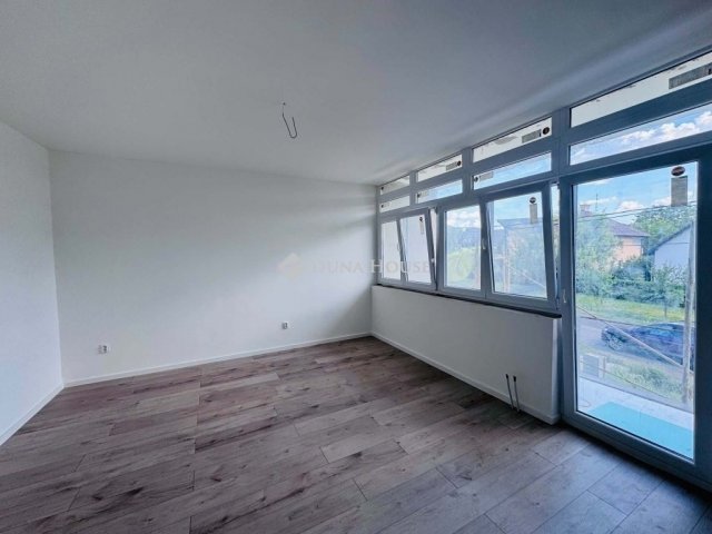 Eladó téglalakás, Pécsett 79.9 M Ft, 4 szobás