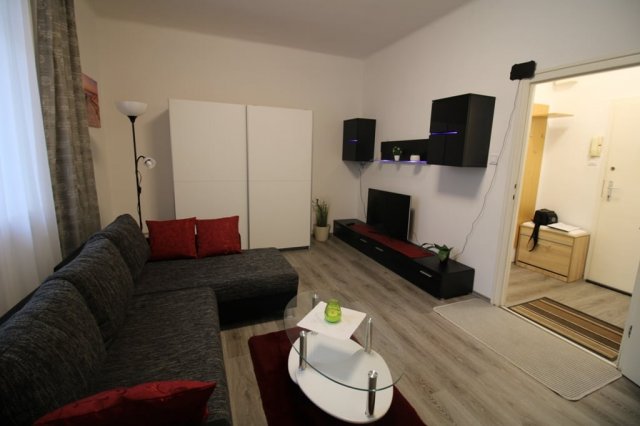 Kiadó téglalakás, albérlet, Pécsett 140 E Ft / hó, 1 szobás