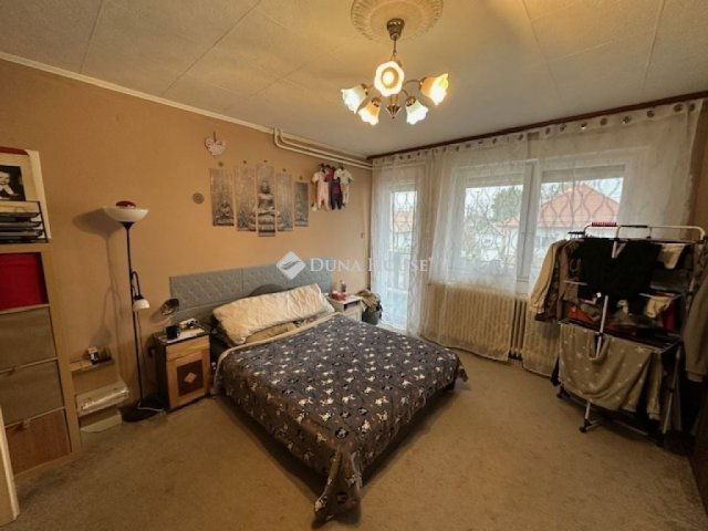 Eladó családi ház, Sárbogárdon 59.9 M Ft, 6 szobás