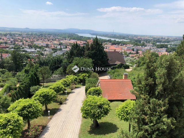 Eladó családi ház, Esztergomban 249.5 M Ft, 6 szobás