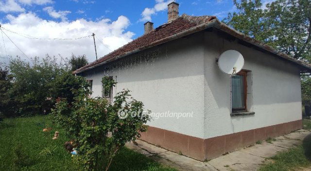 Eladó családi ház, Ajkán 30 M Ft, 3 szobás