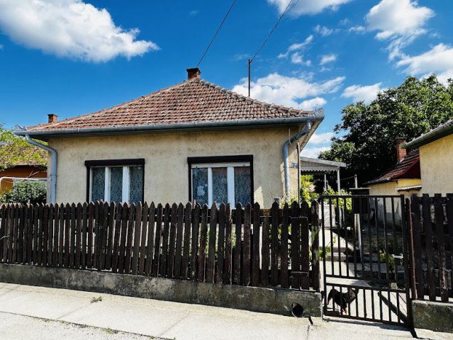 Eladó családi ház, Jászladányon 11.5 M Ft, 2 szobás