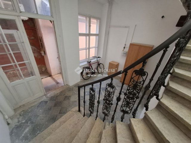 Eladó téglalakás, Pécsett 65 M Ft, 3 szobás