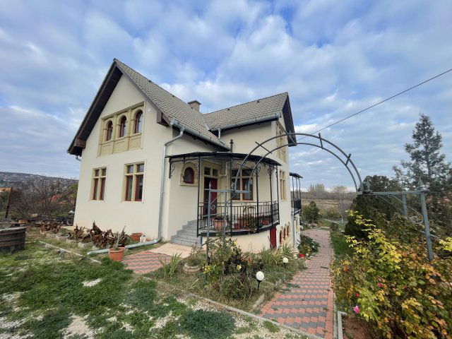 Eladó családi ház, Paloznakon 320 M Ft, 8 szobás