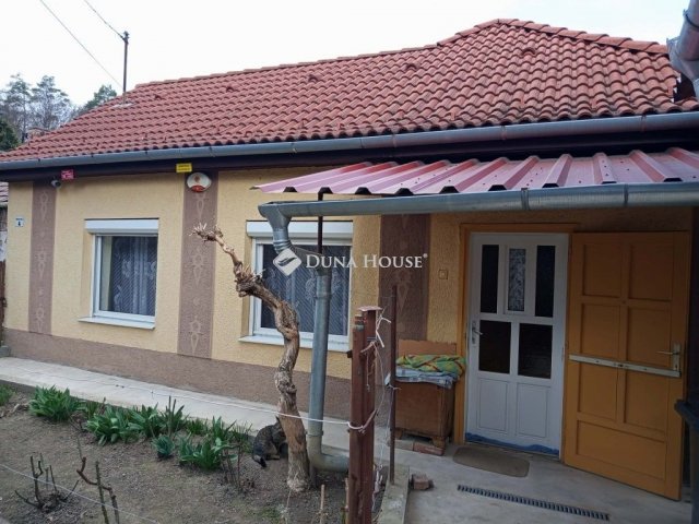 Eladó családi ház, Komlón 32 M Ft, 2 szobás