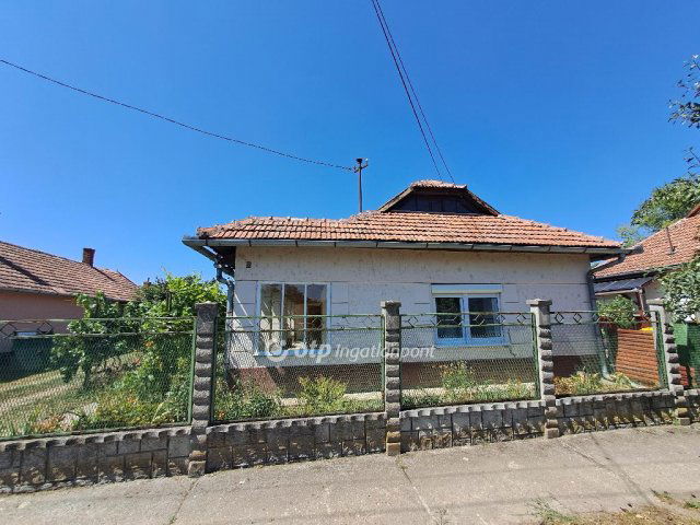 Eladó családi ház, Füzesgyarmaton 10 M Ft, 2 szobás