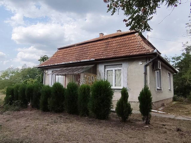 Eladó családi ház, Dánszentmiklóson 77.9 M Ft, 3 szobás