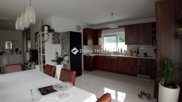 Eladó ikerház, Telkin 175 M Ft, 5 szobás / költözzbe.hu