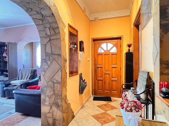 Eladó családi ház, Gödöllőn 180 M Ft, 5+2 szobás