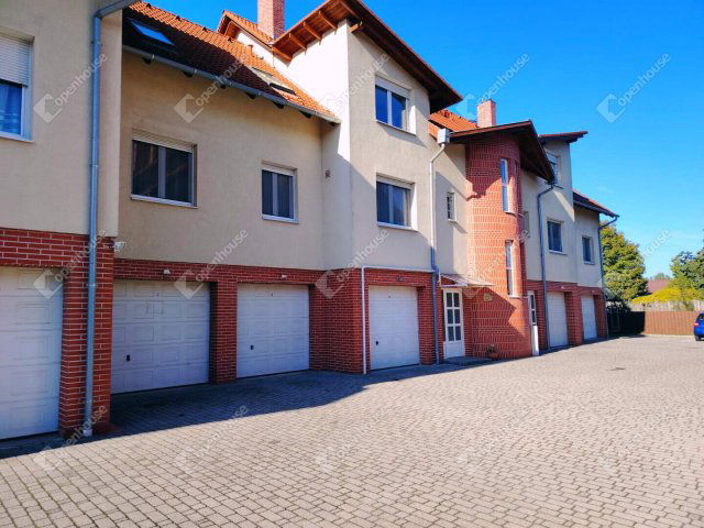 Eladó téglalakás, Székesfehérvárott 93.5 M Ft, 4 szobás