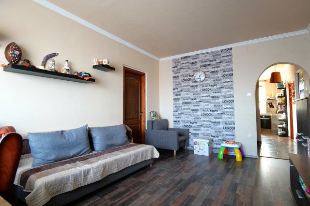 Eladó panellakás, Szegeden 69.986 M Ft, 4+2 szobás