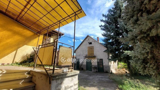 Eladó családi ház, Jászberényben 121.9 M Ft, 2 szobás