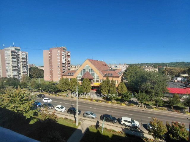 Eladó panellakás, Hatvanban 39 M Ft, 2 szobás