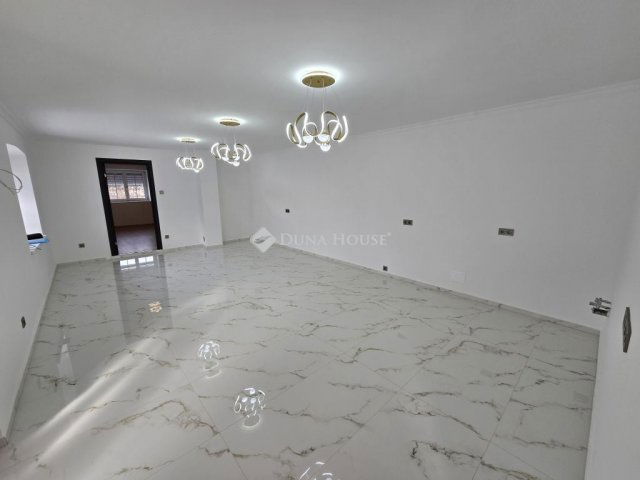 Eladó családi ház, Lajoskomáromban 53.5 M Ft, 4 szobás