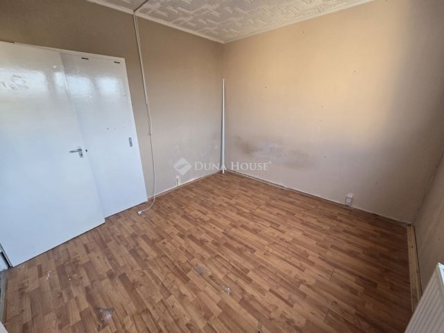 Eladó panellakás, Várpalotán 43.5 M Ft, 3 szobás