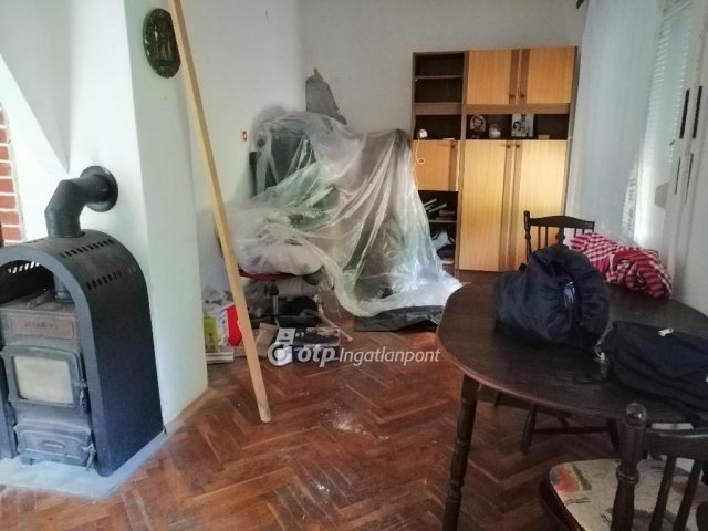 Eladó családi ház, Pécsett 30 M Ft, 1+3 szobás