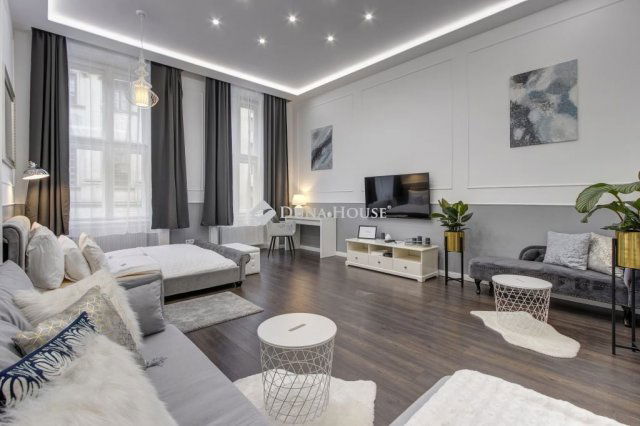 Eladó téglalakás, Budapesten, V. kerületben, Semmelweis utcában