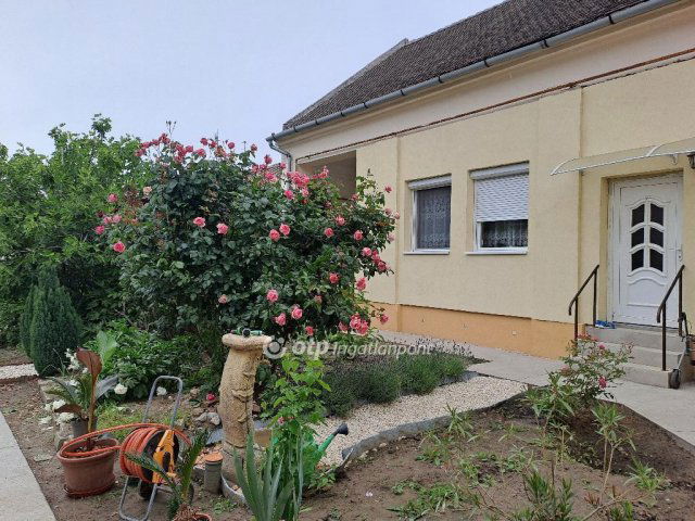 Eladó családi ház, Makón 89.9 M Ft, 6+1 szobás