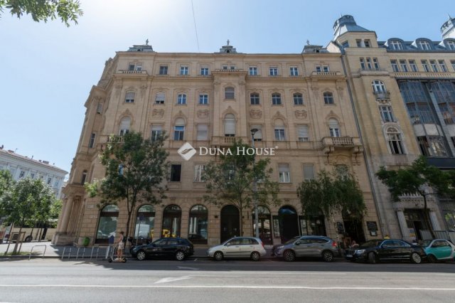 Eladó téglalakás, Budapesten, V. kerületben, Alkotmány utcában
