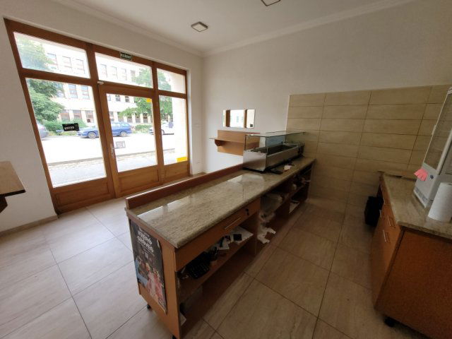 Eladó üzlethelyiség, Bátaszéken 45 M Ft, 5 szobás