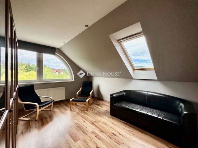 Eladó családi ház, Pécsett 280 M Ft, 9 szobás