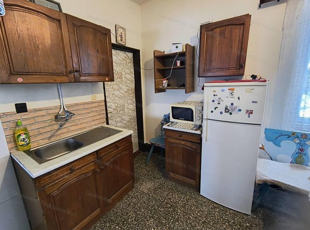 Eladó családi ház, Fegyverneken 13.9 M Ft, 2 szobás