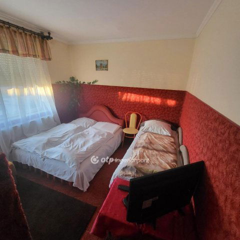 Eladó sorház, Mikepércsen 799 M Ft, 40 szobás