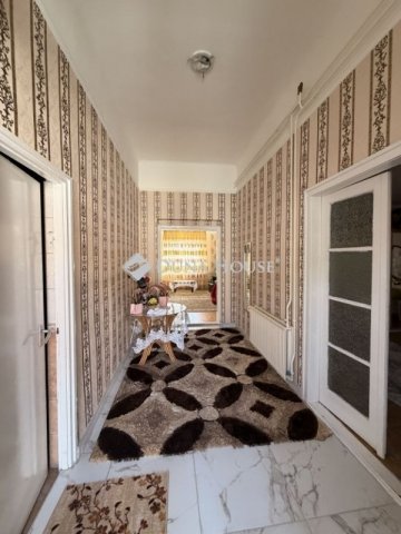 Eladó családi ház, Vecsésen 185 M Ft, 9 szobás