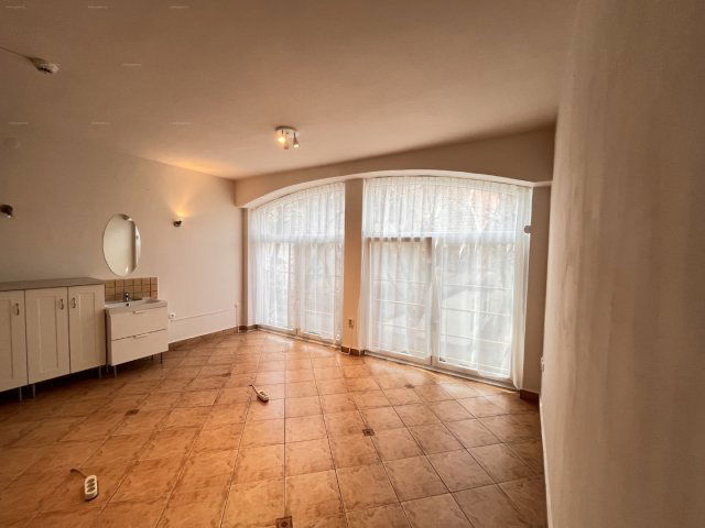 Eladó üzlethelyiség, Kaposváron, Irányi Dániel utcában