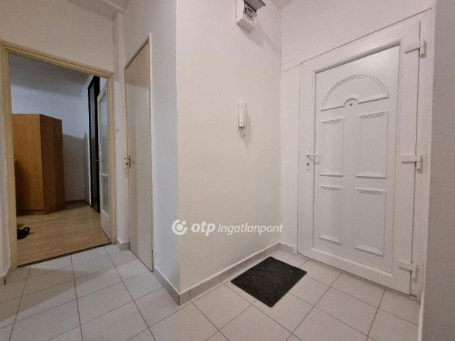 Eladó téglalakás, Pápán 33.95 M Ft, 1+1 szobás