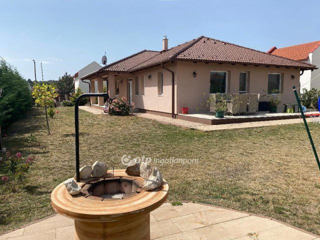 Eladó családi ház, Velencén 220 M Ft, 4 szobás