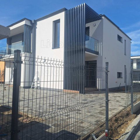 Eladó téglalakás, Siófokon 209 M Ft, 5 szobás