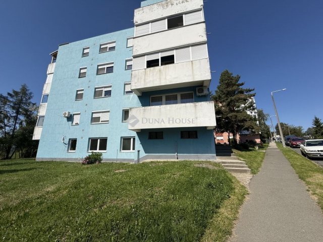 Eladó téglalakás, Komlón, Köztársaság utcában 21.9 M Ft