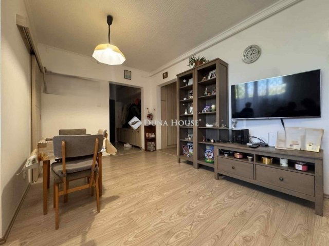 Eladó panellakás, Veszprémben 72.9 M Ft, 4 szobás