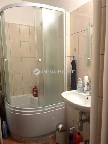 Eladó panellakás, Pécsett 58.99 M Ft, 4 szobás