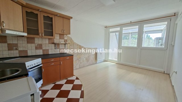 Kiadó panellakás, albérlet, Pécsett 150 E Ft / hó, 2 szobás