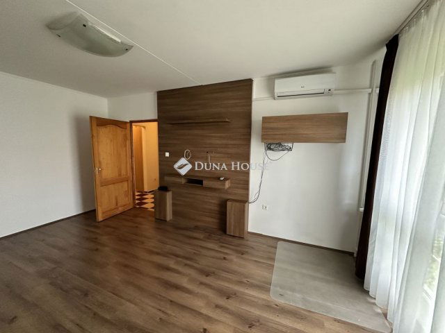 Kiadó panellakás, albérlet, Pécsett 160 E Ft / hó, 3 szobás