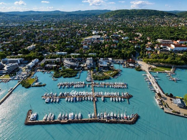 Eladó téglalakás, Balatonfüreden 160.514 M Ft, 2 szobás