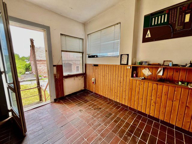 Kiadó ipari ingatlan, Pécsett 600 E Ft / hó, 3 szobás