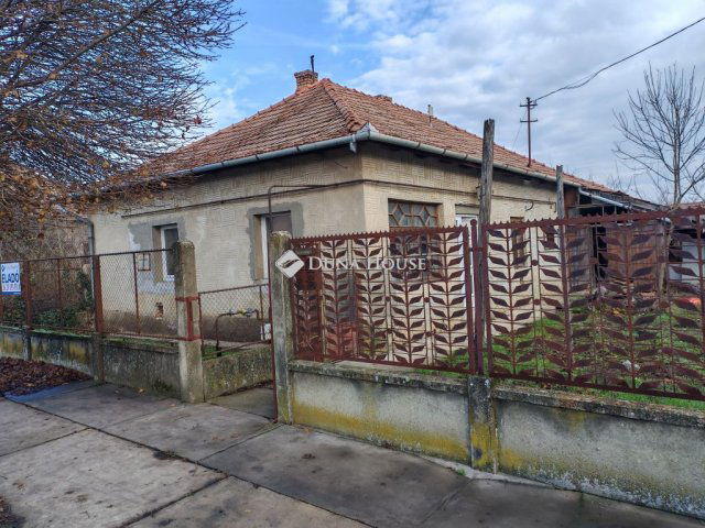 Eladó családi ház, Mezőkovácsházán, Alkotmány utcában 6 M Ft