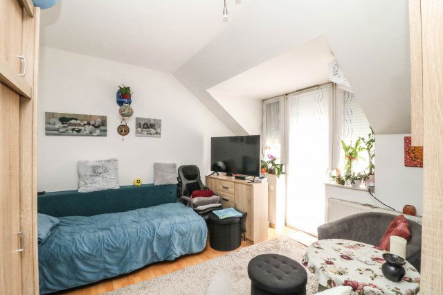 Eladó téglalakás, Esztergomban 35 M Ft, 1 szobás