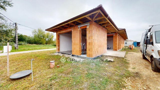 Eladó ikerház, Kistokajon 100 M Ft, 3 szobás