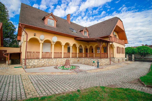 Eladó családi ház, Tapolcán 133.9 M Ft, 7 szobás