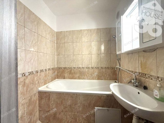 Eladó panellakás, Kecskeméten 48 M Ft, 3 szobás