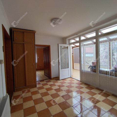 Eladó családi ház, Pápán 89.9 M Ft, 4 szobás