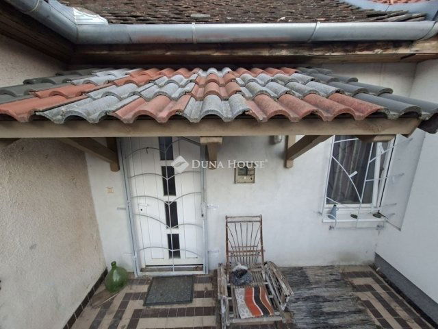 Eladó téglalakás, Pécsett 55 M Ft, 4 szobás